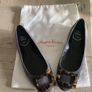 Roger Viver Gray flats with leopard buckle